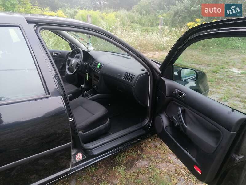 Хэтчбек Volkswagen Golf 2001 в Гоще