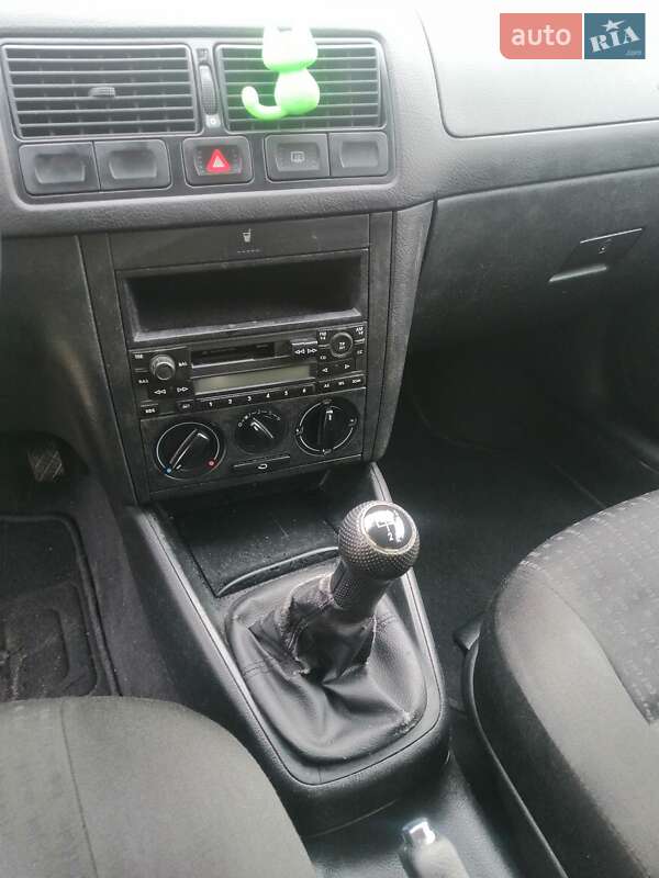 Хэтчбек Volkswagen Golf 2001 в Гоще