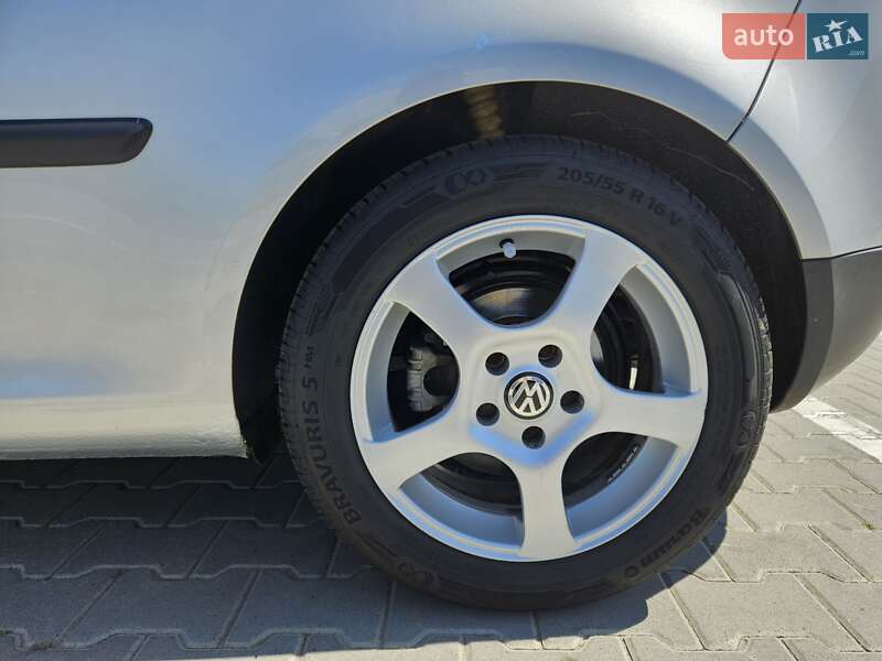 Хетчбек Volkswagen Golf 2004 в Львові
