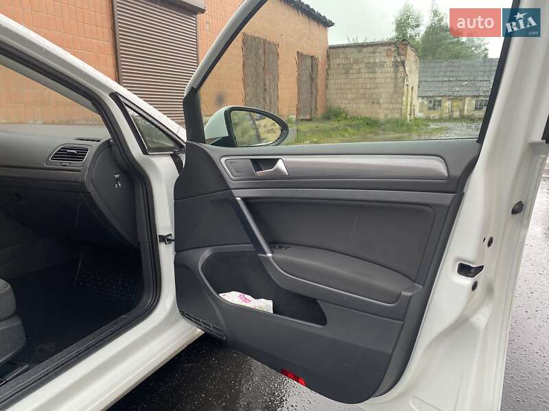 Універсал Volkswagen Golf 2018 в Рівному