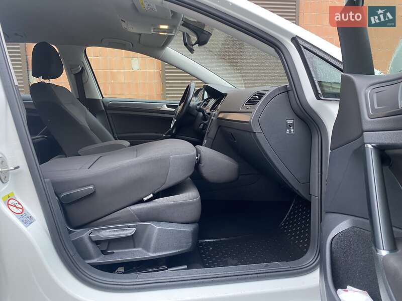 Універсал Volkswagen Golf 2018 в Рівному