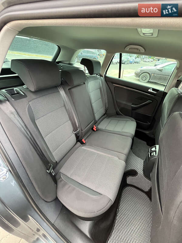 Універсал Volkswagen Golf 2009 в Золочеві