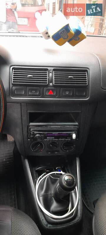 Хэтчбек Volkswagen Golf 2003 в Черновцах