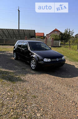 Хетчбек Volkswagen Golf 2002 в Новоселиці