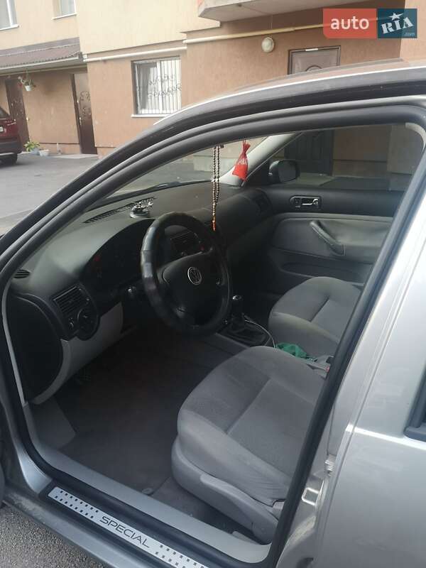 Хетчбек Volkswagen Golf 2002 в Хмельницькому