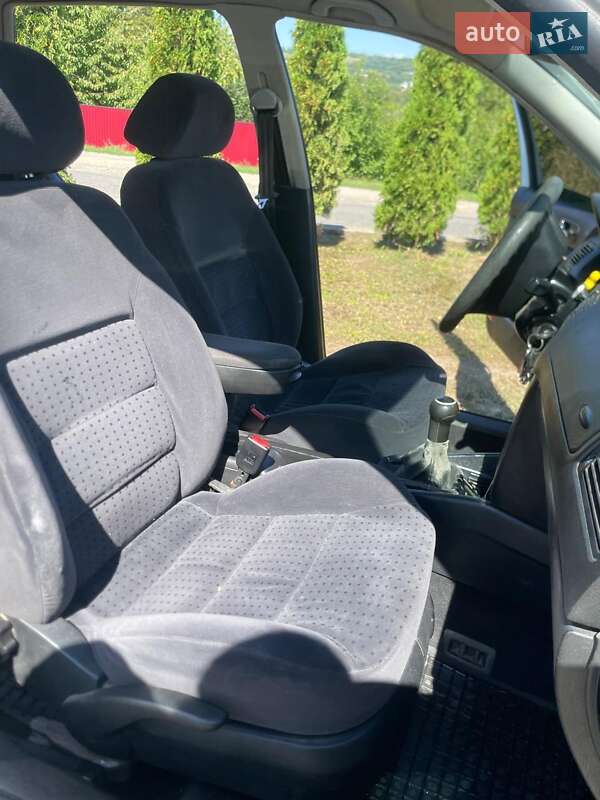 Хетчбек Volkswagen Golf 1998 в Чернівцях