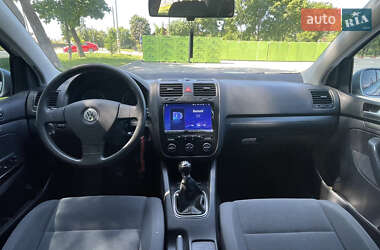 Хэтчбек Volkswagen Golf 2005 в 
