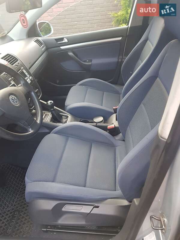 Хэтчбек Volkswagen Golf 2004 в Ивано-Франковске