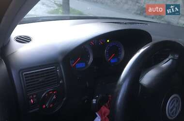 Хэтчбек Volkswagen Golf 2003 в 