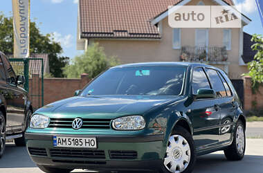 Хэтчбек Volkswagen Golf 2003 в 