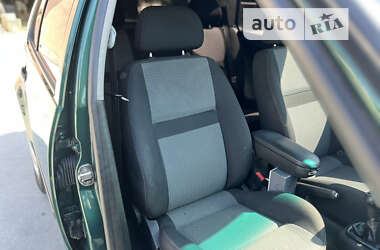 Хэтчбек Volkswagen Golf 2003 в 