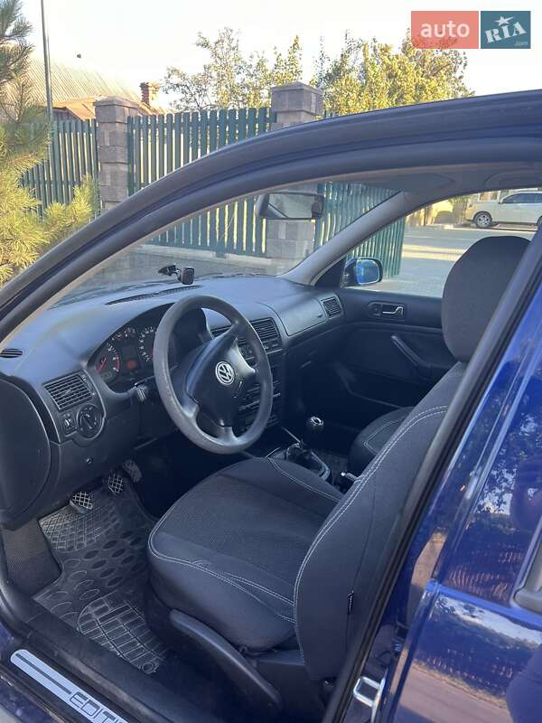 Хэтчбек Volkswagen Golf 2001 в Полтаве