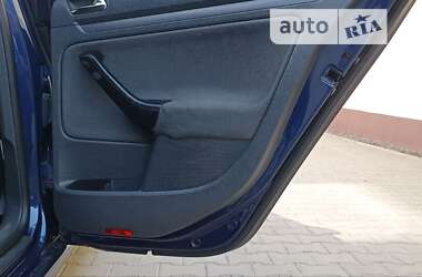Хэтчбек Volkswagen Golf 2005 в 