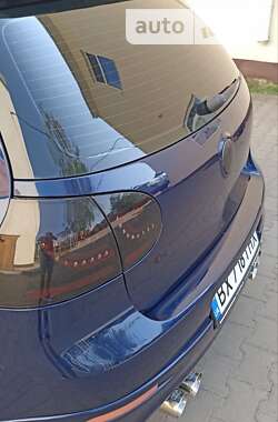 Хэтчбек Volkswagen Golf 2005 в 