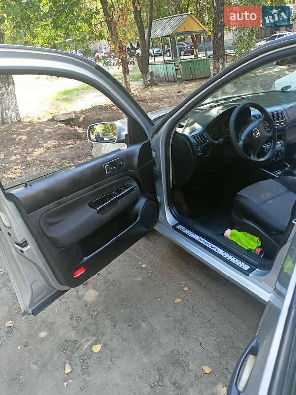 Хэтчбек Volkswagen Golf 2001 в Гадяче