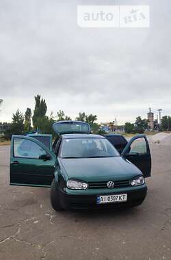 Хэтчбек Volkswagen Golf 2000 в 