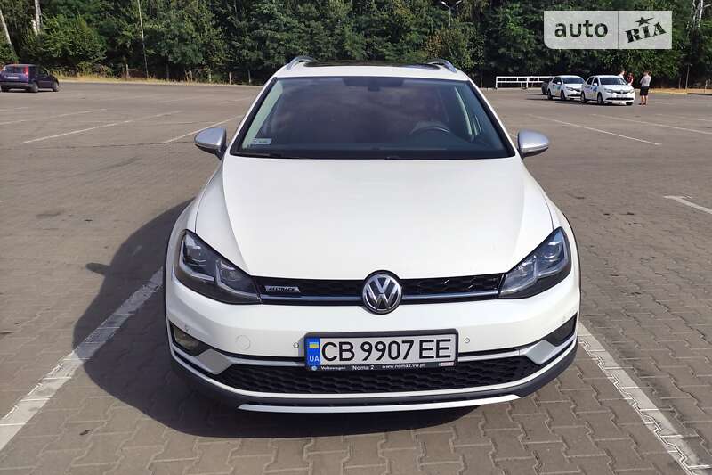Універсал Volkswagen Golf 2017 в Чернігові
