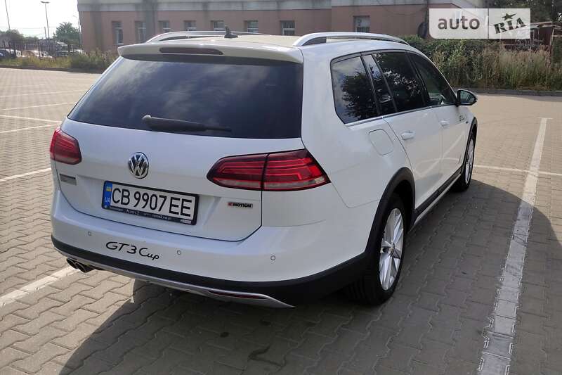 Універсал Volkswagen Golf 2017 в Чернігові