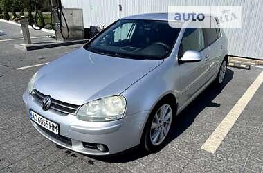 Хэтчбек Volkswagen Golf 2004 в Великом Березном