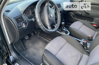 Хетчбек Volkswagen Golf 2000 в Заводське