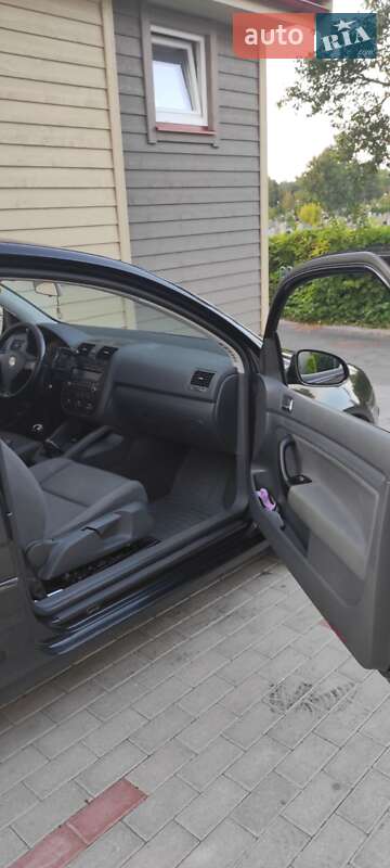 Хэтчбек Volkswagen Golf 2003 в Ужгороде