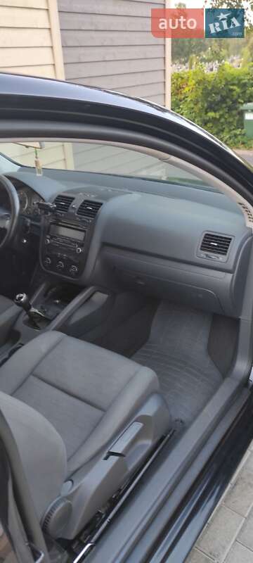 Хэтчбек Volkswagen Golf 2003 в Ужгороде