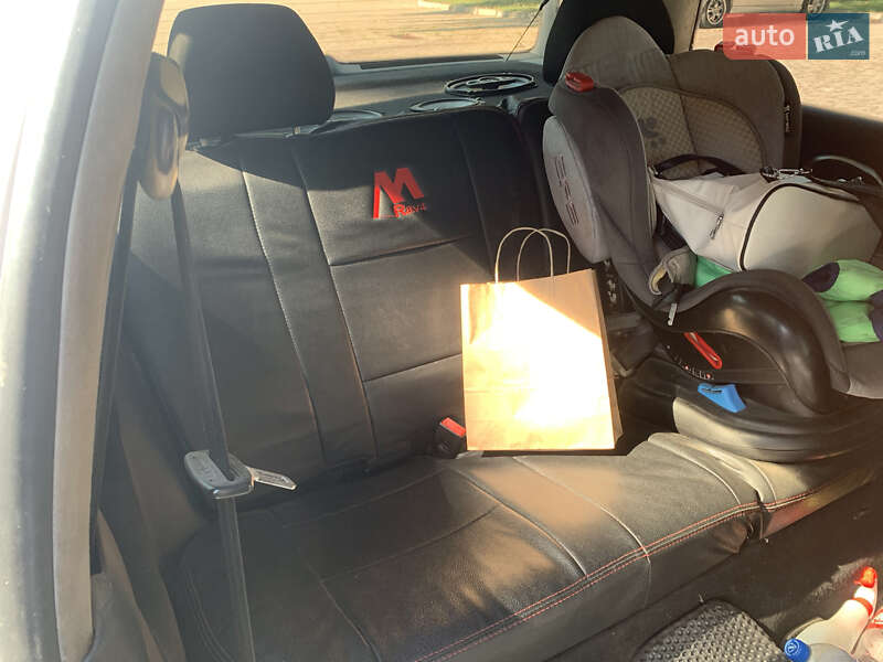 Хэтчбек Volkswagen Golf 2002 в Черновцах