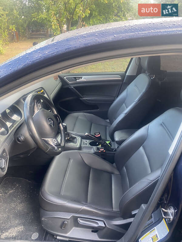 Хетчбек Volkswagen Golf 2015 в Дніпрі