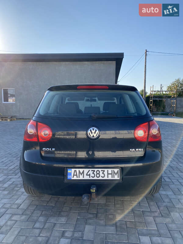 Хэтчбек Volkswagen Golf 2003 в Попельне