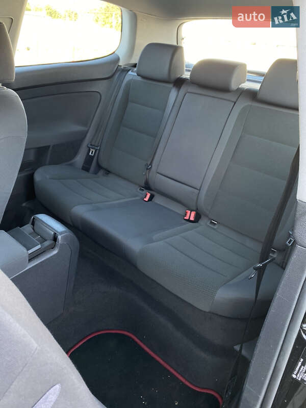 Хэтчбек Volkswagen Golf 2003 в Попельне