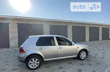 Хэтчбек Volkswagen Golf 2002 в Березному