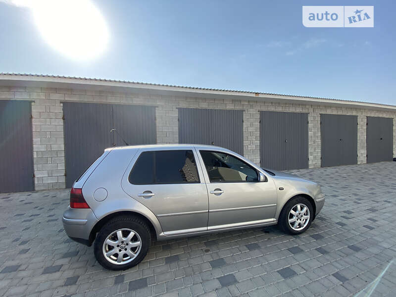 Хетчбек Volkswagen Golf 2002 в Березному