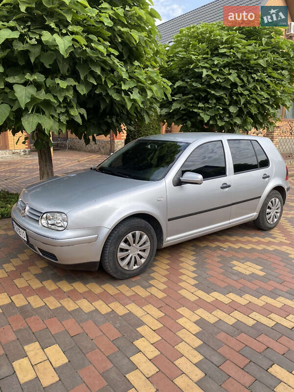Хэтчбек Volkswagen Golf 2001 в Клесовом