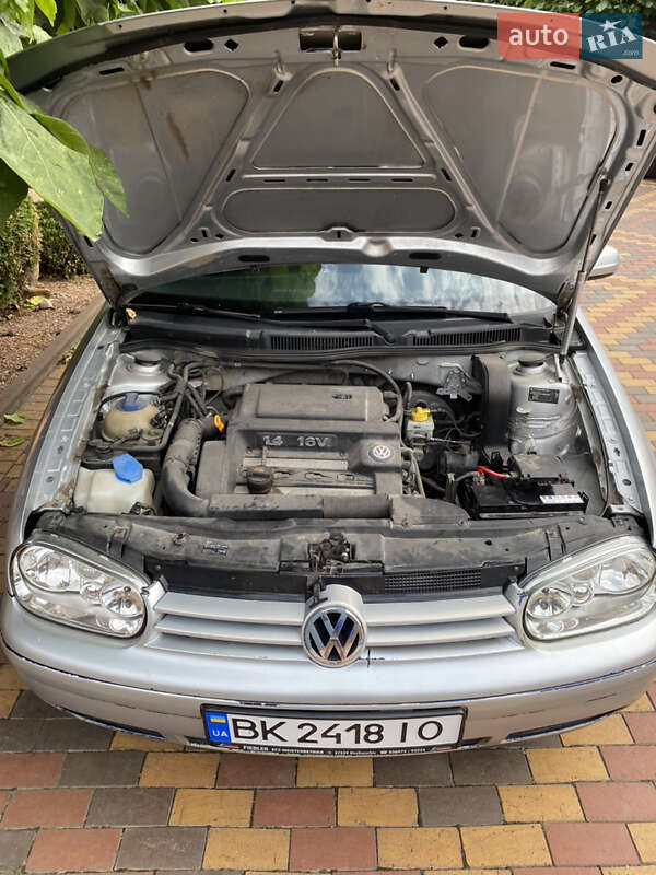 Хэтчбек Volkswagen Golf 2001 в Клесовом