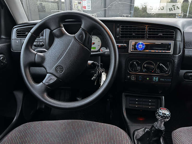 Хэтчбек Volkswagen Golf 1996 в Оброшином