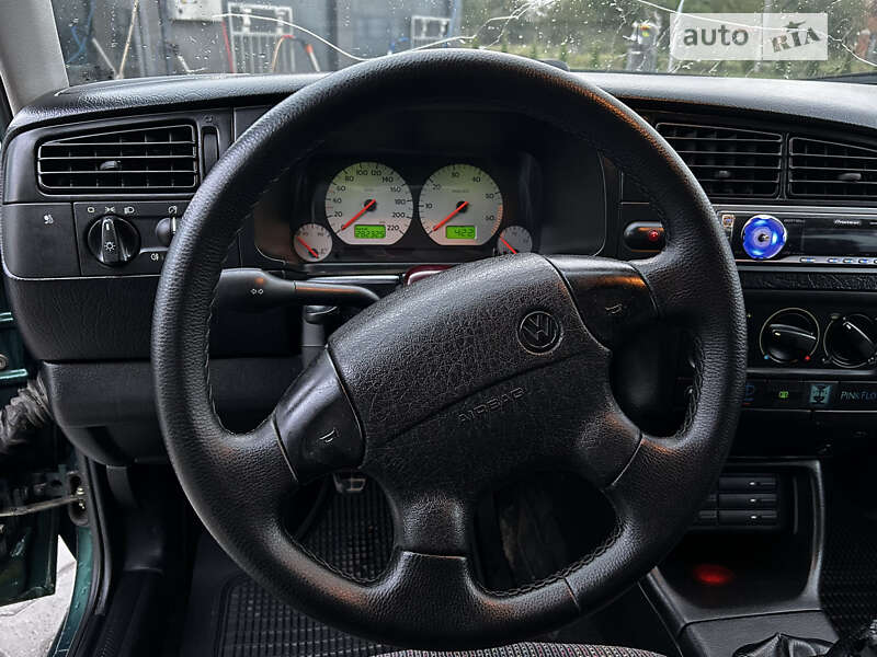 Хэтчбек Volkswagen Golf 1996 в Оброшином