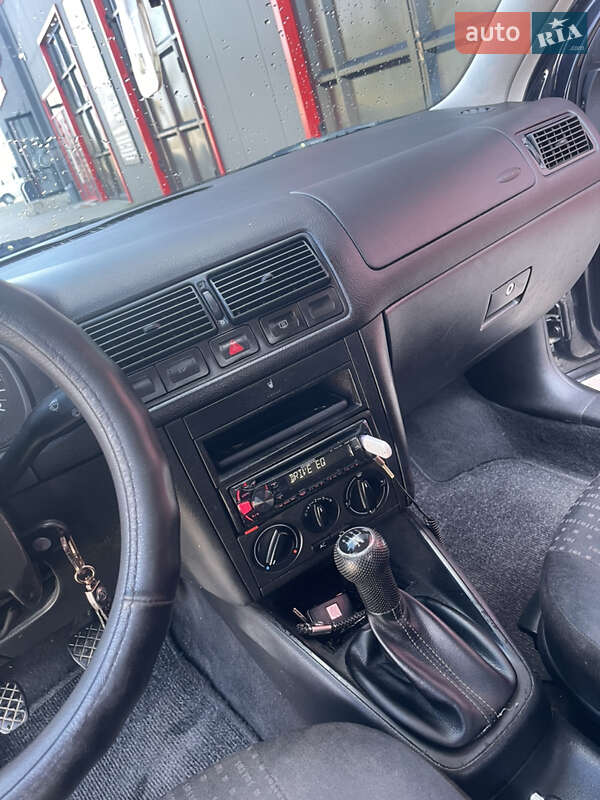 Хетчбек Volkswagen Golf 2003 в Новоселиці