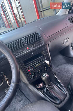 Хэтчбек Volkswagen Golf 2003 в 