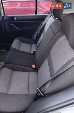 Хэтчбек Volkswagen Golf 2000 в 