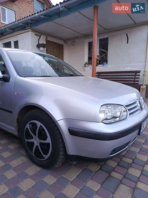 Хэтчбек Volkswagen Golf 2000 в Городке