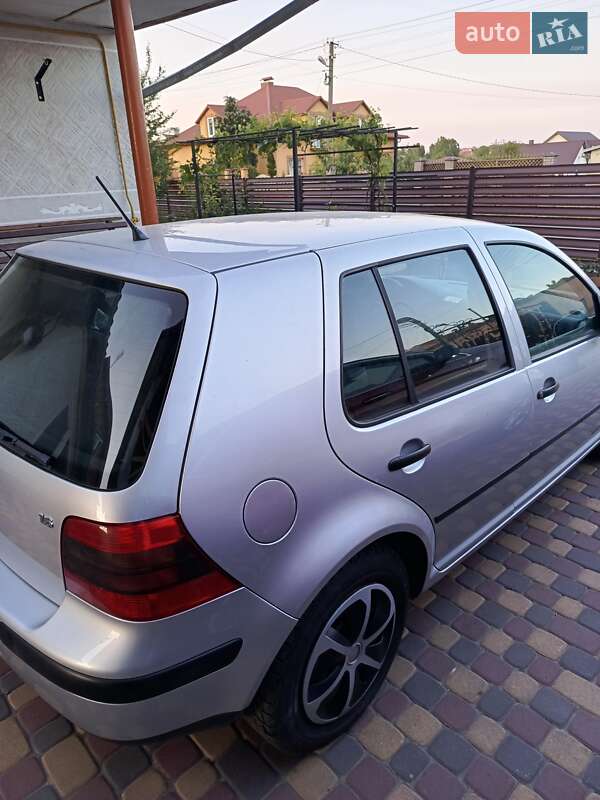 Хэтчбек Volkswagen Golf 2000 в Городке