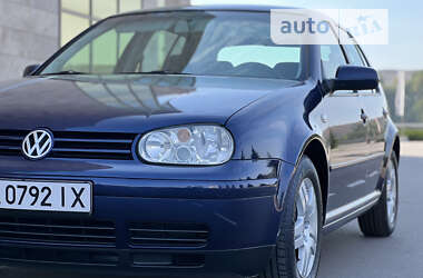 Хетчбек Volkswagen Golf 2002 в Києві