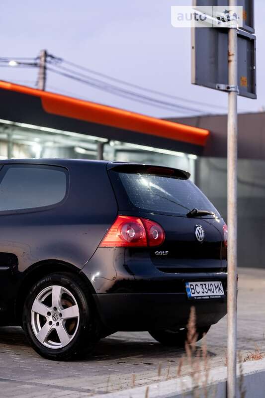 Хэтчбек Volkswagen Golf 2004 в Львове