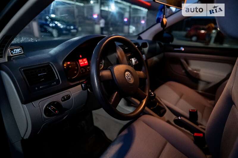 Хэтчбек Volkswagen Golf 2004 в Львове
