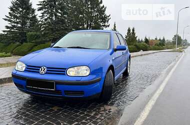 Хэтчбек Volkswagen Golf 2002 в Сарнах