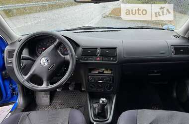 Хэтчбек Volkswagen Golf 2002 в Сарнах