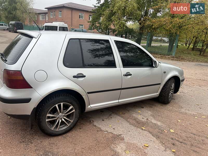 Хэтчбек Volkswagen Golf 2003 в Коростене