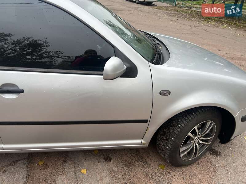 Хэтчбек Volkswagen Golf 2003 в Коростене