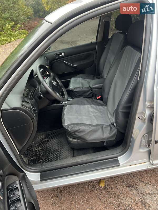 Хэтчбек Volkswagen Golf 2003 в Коростене