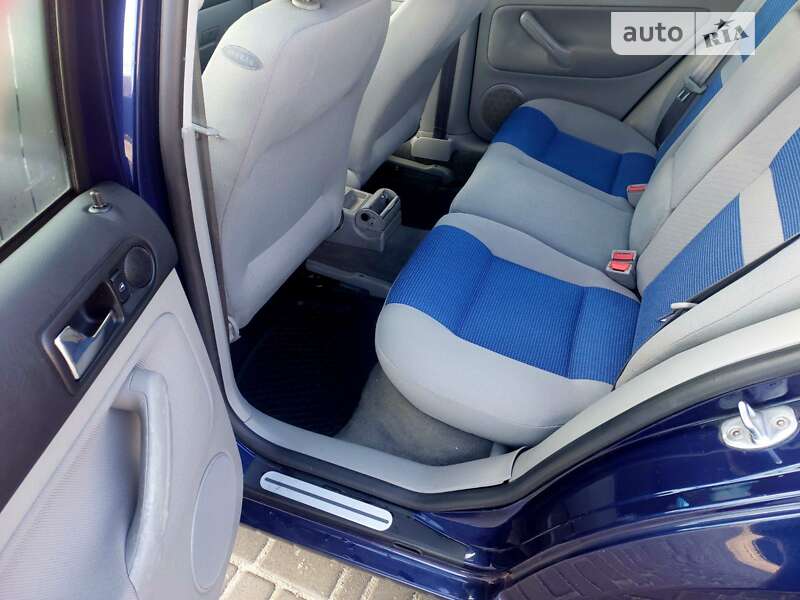 Хэтчбек Volkswagen Golf 2001 в Звягеле